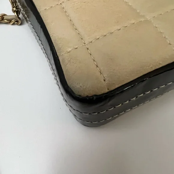 CHANEL Quilted Beige and Black Shoulder Bag - Picture 12 of 15